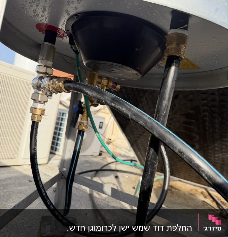 חיבורים וצינורות של דוד שמש על גג